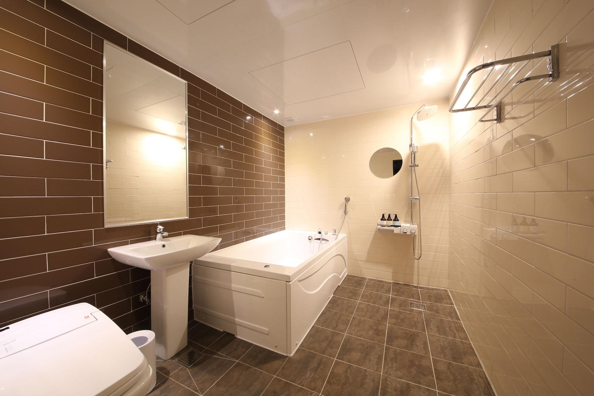 Almond Hotel Gupo Station Busan Buitenkant foto